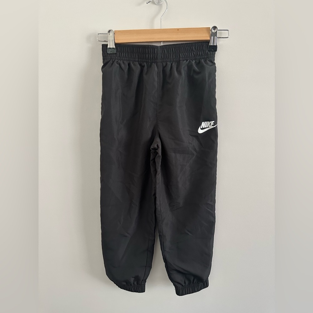 NWT Nike Dri-FIT Sportswear Club Boy's Size 6 Woven Black Sweatpants 86L279